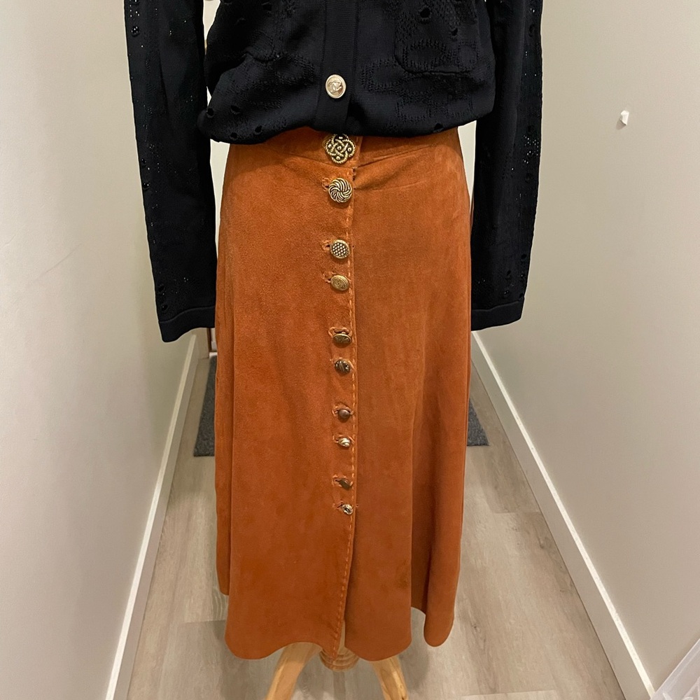 Gorgeous Vintage Button-Down Midi suede Skirt in Rust